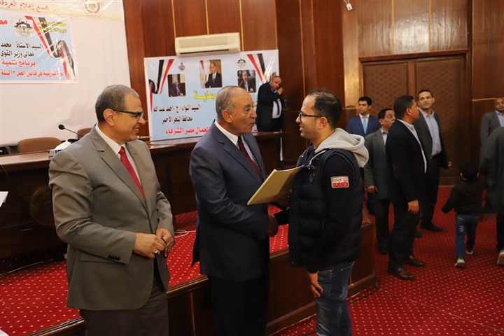 سعفان ومحافظ البحر الأحمر يوزعان 100 شهادة أمان علي العمالة غير المنتظمة بالمحافظة