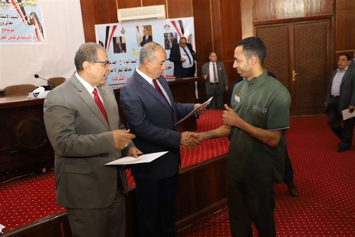 سعفان ومحافظ البحر الأحمر يوزعان 100 شهادة أمان علي العمالة غير المنتظمة بالمحافظة