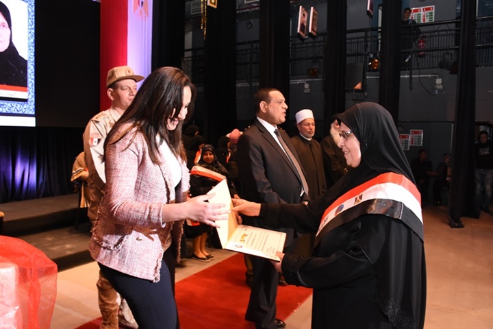 اللواء هشام آمنة يكرم 42 أم مثالية وأم شهيد برحلات عمرة بدار أوبرا دمنهور