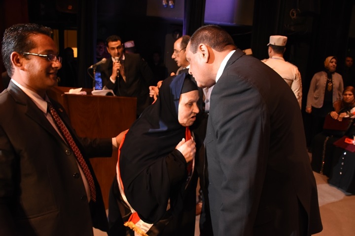اللواء هشام آمنة يكرم 42 أم مثالية وأم شهيد برحلات عمرة بدار أوبرا دمنهور