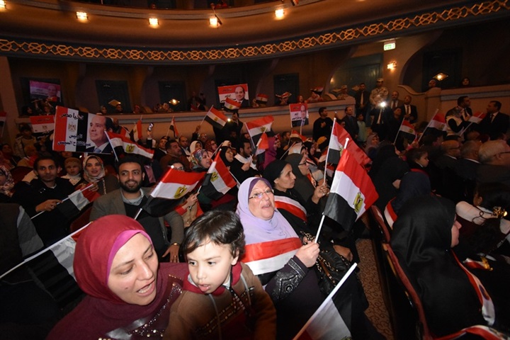 اللواء هشام آمنة يكرم 42 أم مثالية وأم شهيد برحلات عمرة بدار أوبرا دمنهور