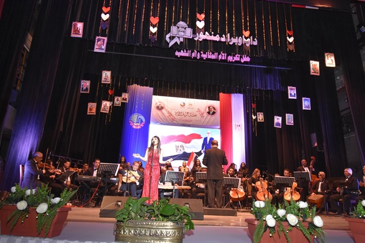 اللواء هشام آمنة يكرم 42 أم مثالية وأم شهيد برحلات عمرة بدار أوبرا دمنهور