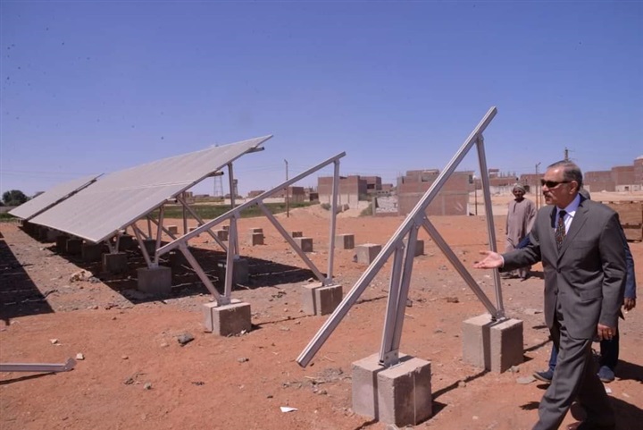 محافظ أسيوط يتفقد أعمال التنفيذ بمحطة الطاقة الشمسية بالقوصية 