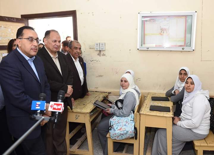 رئيس الوزراء يغير مسار زيارته بالفيوم ويفاجىء مدرسة ثانوية ويجرى حوارًا مع طالبات أولى ثانوى