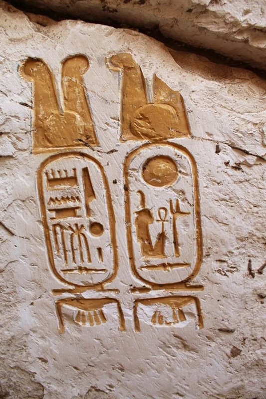 الكشف عن البهو الملكى للفرعون رمسيس الثانى وأحجار "لوحات" تأسيس معبده بأبيدوس الكشف عن البهو الملكى للفرعون رمسيس الثانى وأحجار "لوحات" تأسيس معبده بأبيدوس