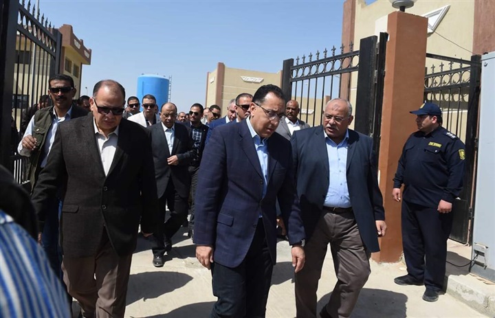 رئيس الوزراء يتفقد محطة الصرف الصحي بمدينة الفيوم الجديدة