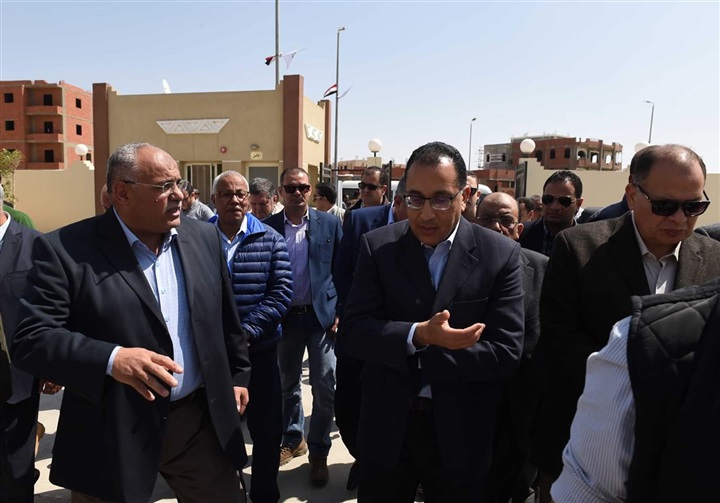 رئيس الوزراء يتفقد محطة الصرف الصحي بمدينة الفيوم الجديدة