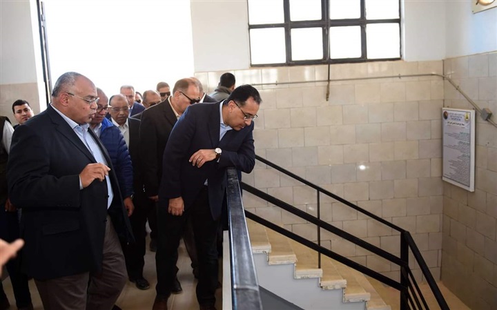 رئيس الوزراء يتفقد محطة الصرف الصحي بمدينة الفيوم الجديدة