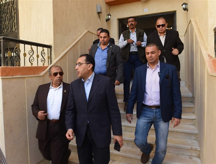 رئيس الوزراء يتفقد محطة الصرف الصحي بمدينة الفيوم الجديدة