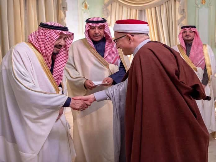 خادم الحرمين يستقبل رئيس مجلس نواب الشعب بتونس ووزير الشؤون الدينية وعدداً من أئمة المساجد