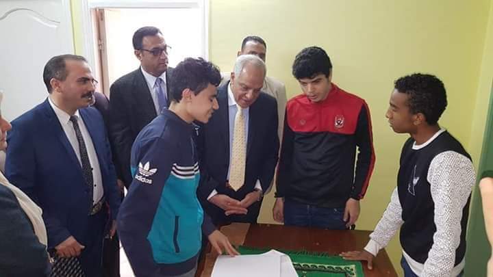 محافظ الجيزة يوزع مساعدات مالية على 85 مسن وطفل بدور الرعاية 