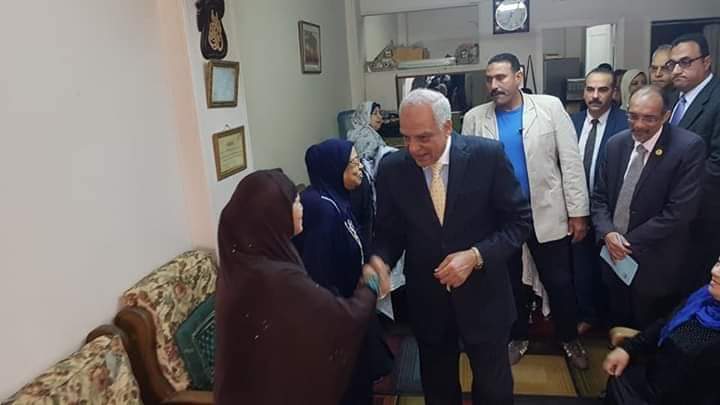 محافظ الجيزة يوزع مساعدات مالية على 85 مسن وطفل بدور الرعاية 