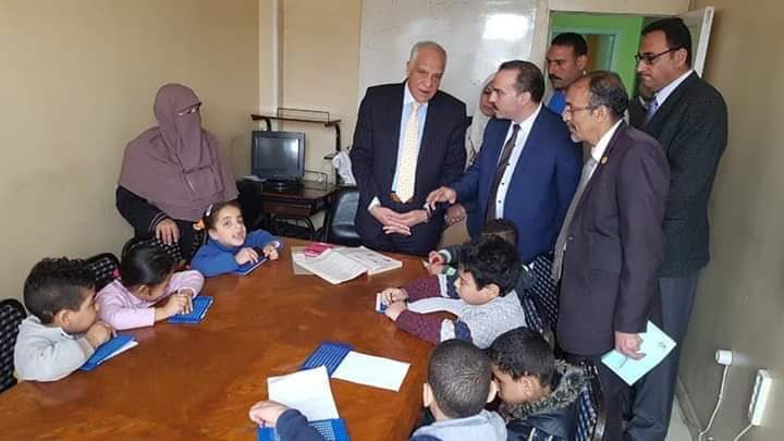 محافظ الجيزة يوزع مساعدات مالية على 85 مسن وطفل بدور الرعاية 
