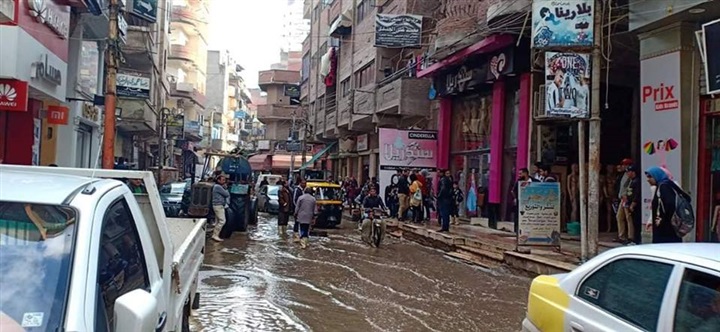 بالصور.. انتشار سيارات الكسح لشفط مياه الأمطار بكفر الشيخ واستمرار غلق ميناء البرلس