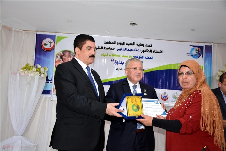 محافظ القليوبية ورئيس شركة المياه يكرمان مديرة مكتب "صدى العرب"