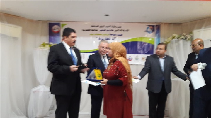 محافظ القليوبية ورئيس شركة المياه يكرمان مديرة مكتب "صدى العرب"