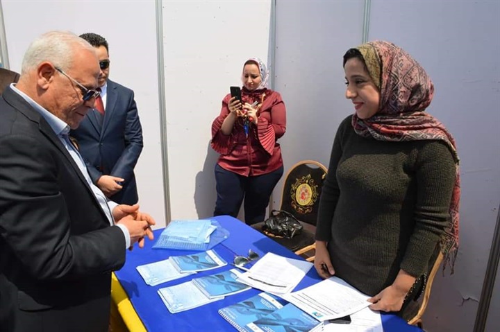 بالصور.. محافظ بورسعيد  يفتتح "ملتقي بورسعيد للتوظيف" لتوفير 2000 فرصة عمل 