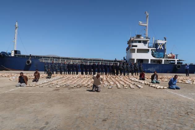 بالصور.. محاولة تهريب 2 طن لمخدر الهيروين و99 كيلو جرام لمخدر الآيس على متن إحدى السفن بالبحر الأحمر