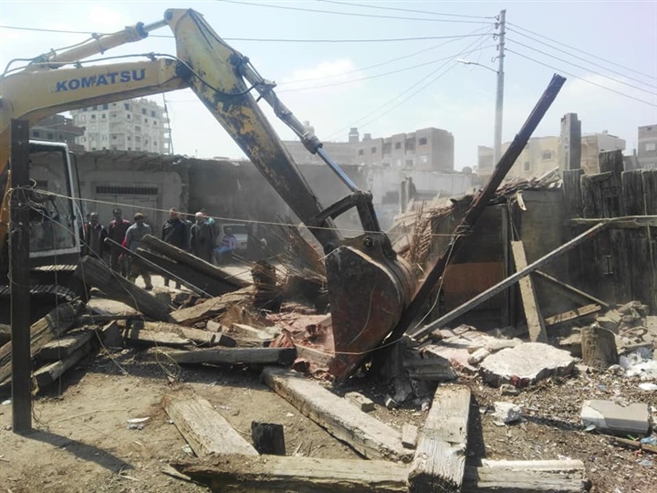 بالصور.. أمن كفر الشيخ يزيل العشوائيات والمناطق الخطرة بحرم السكة الحديد بقلين