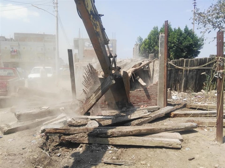 بالصور.. أمن كفر الشيخ يزيل العشوائيات والمناطق الخطرة بحرم السكة الحديد بقلين