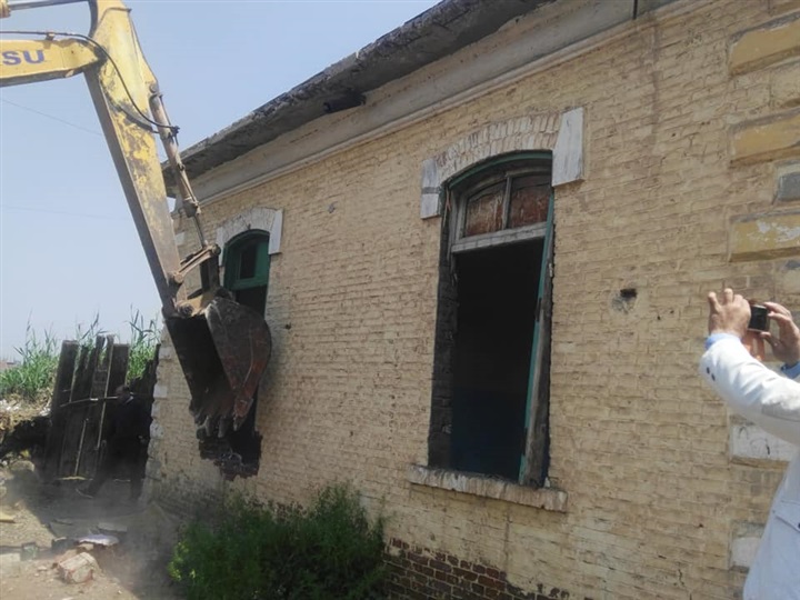 بالصور.. أمن كفر الشيخ يزيل العشوائيات والمناطق الخطرة بحرم السكة الحديد بقلين