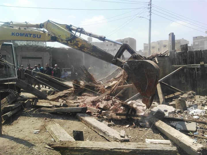 بالصور.. أمن كفر الشيخ يزيل العشوائيات والمناطق الخطرة بحرم السكة الحديد بقلين