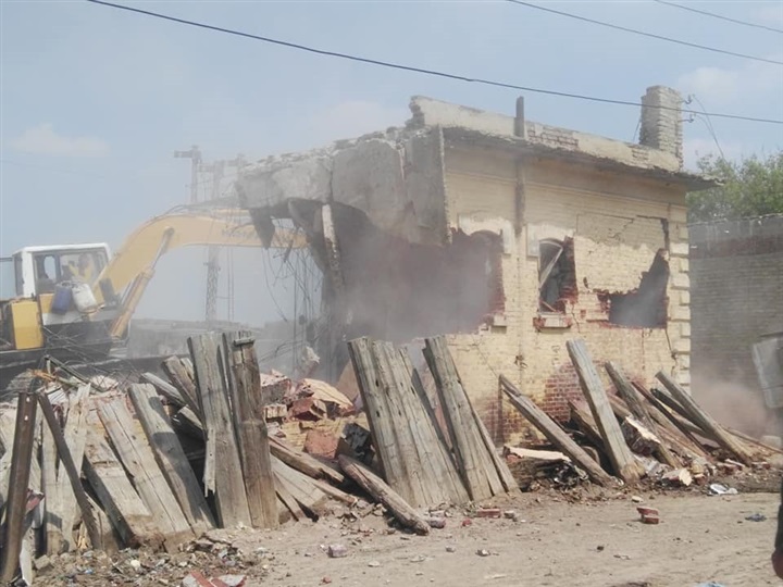 بالصور.. أمن كفر الشيخ يزيل العشوائيات والمناطق الخطرة بحرم السكة الحديد بقلين