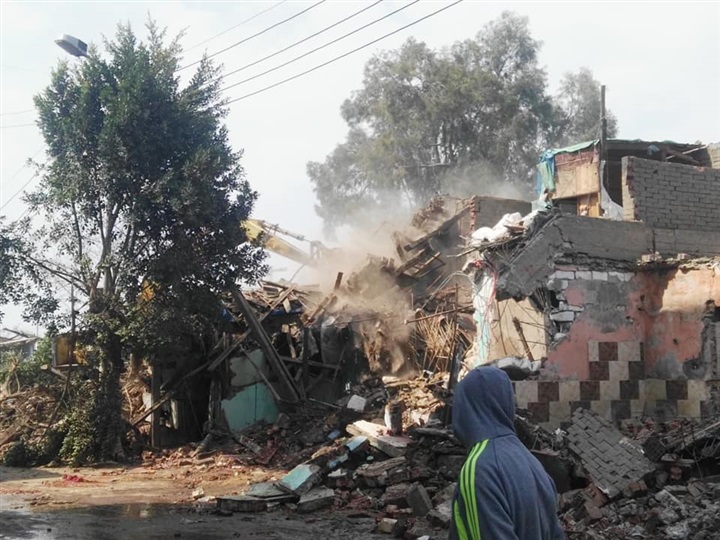 بالصور.. أمن كفر الشيخ يزيل العشوائيات والمناطق الخطرة بحرم السكة الحديد بقلين