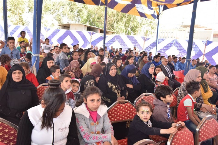 محافظ أسيوط يوزع الهدايا على الأطفال خلال احتفال جمعية المستثمرين بيوم اليتيم