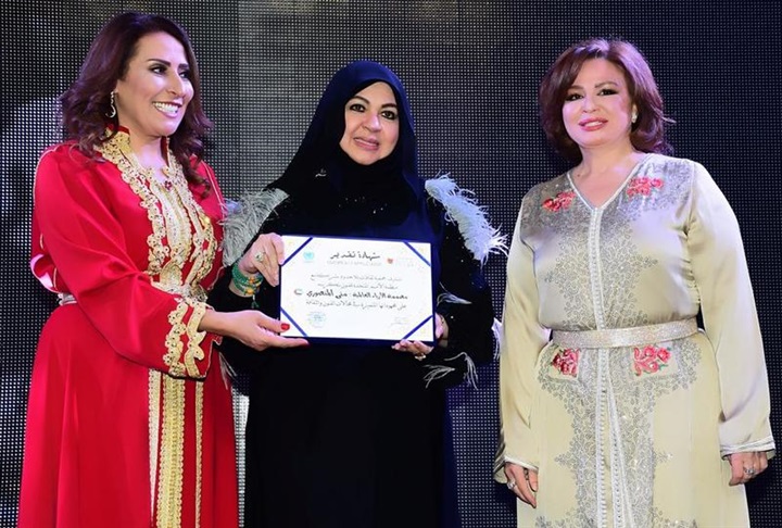 منى المنصوري تستلم أوسكار الرائدات في المغرب من الفنانة إلهام شاهين منى المنصوري تستلم أوسكار الرائدات في المغرب من الفنانة إلهام شاهين