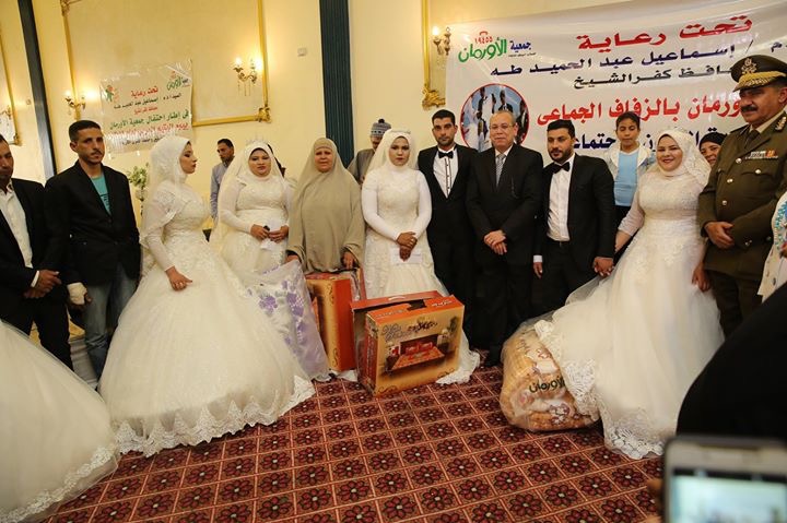 شاهد.. محافظ كفر الشيخ يوزع أجهزة كهربائية علي 35 عروسة ويكرم أسر الشهداء والأمهات المثاليات في يوم اليتيم