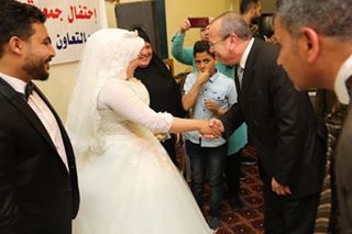 شاهد.. محافظ كفر الشيخ يوزع أجهزة كهربائية علي 35 عروسة ويكرم أسر الشهداء والأمهات المثاليات في يوم اليتيم