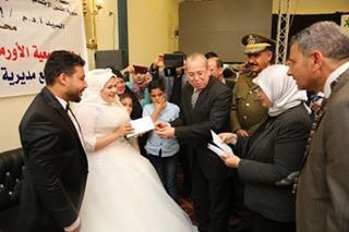 شاهد.. محافظ كفر الشيخ يوزع أجهزة كهربائية علي 35 عروسة ويكرم أسر الشهداء والأمهات المثاليات في يوم اليتيم