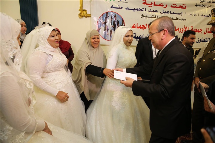 شاهد.. محافظ كفر الشيخ يوزع أجهزة كهربائية علي 35 عروسة ويكرم أسر الشهداء والأمهات المثاليات في يوم اليتيم