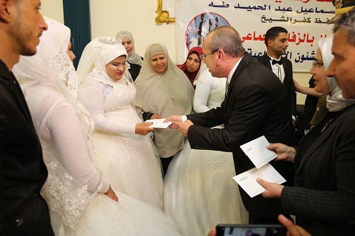 شاهد.. محافظ كفر الشيخ يوزع أجهزة كهربائية علي 35 عروسة ويكرم أسر الشهداء والأمهات المثاليات في يوم اليتيم