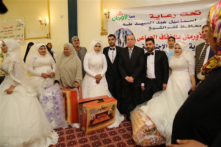شاهد.. محافظ كفر الشيخ يوزع أجهزة كهربائية علي 35 عروسة ويكرم أسر الشهداء والأمهات المثاليات في يوم اليتيم