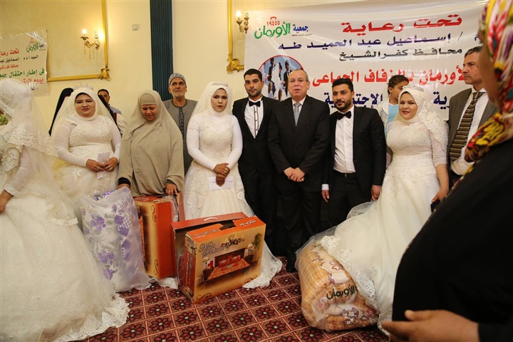 شاهد.. محافظ كفر الشيخ يوزع أجهزة كهربائية علي 35 عروسة ويكرم أسر الشهداء والأمهات المثاليات في يوم اليتيم