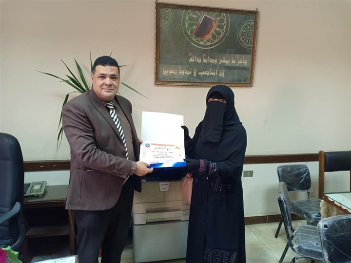 وكيل طب بنها يكرم طالبة فازت بالمركز الأول علي مستوي الجمهورية في القرآن الكريم
