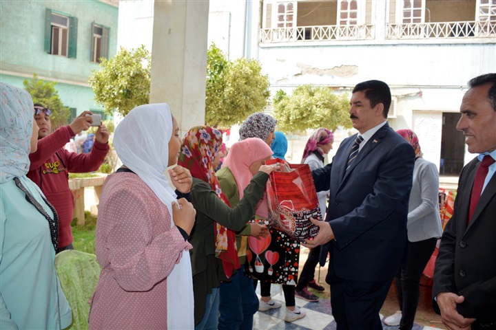 محافظ القليوبية يشارك الأيتام فرحتهم بعيد اليتيم 