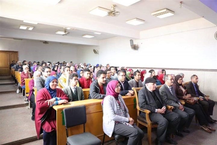 وزير الآثار يلتقي طلاب كلية الآداب قسم الاثار بجامعة عين شمس وزير الآثار يلتقي طلاب كلية الآداب قسم الاثار بجامعة عين شمس