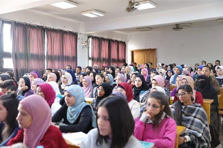 وزير الآثار يلتقي طلاب كلية الآداب قسم الاثار بجامعة عين شمس وزير الآثار يلتقي طلاب كلية الآداب قسم الاثار بجامعة عين شمس