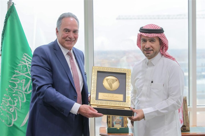 وفد من رجال الأعمال المصريين يلتقى وزير الإسكان السعودى لبحث الفرص الاستثمارية وفد من رجال الأعمال المصريين يلتقى وزير الإسكان السعودى لبحث الفرص الاستثمارية