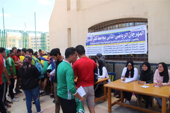 بالصور.. رئيس جامعة كفر الشيخ يطلق إشارة بدء الماراثون الرياضى