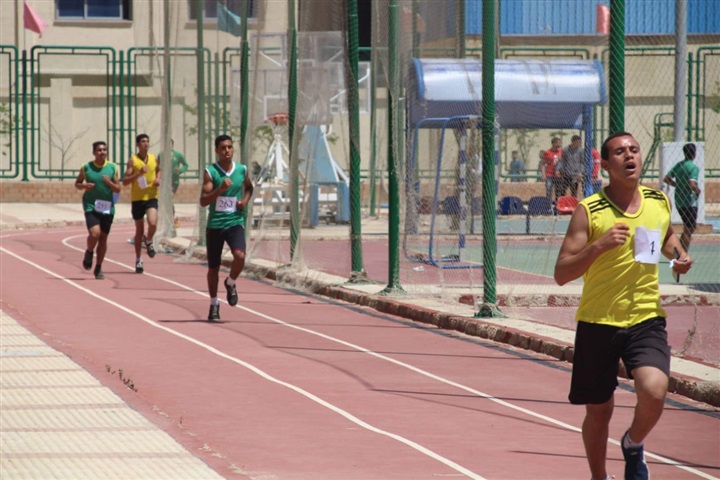 بالصور.. رئيس جامعة كفر الشيخ يطلق إشارة بدء الماراثون الرياضى