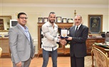 محافظ أسيوط: يكرم بطل المصارعة حسام مرغني ويمنحه وسام المحافظة