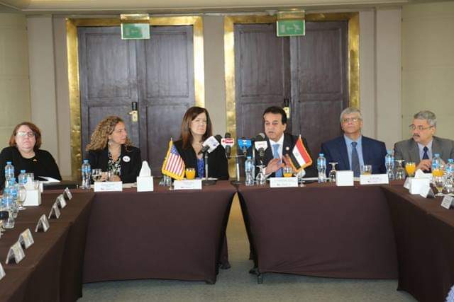 وزير التعليم العالى يبحث آليات التعاون العلمى والبحثى مع وفد رفيع المستوى من الجامعات الأمريكية