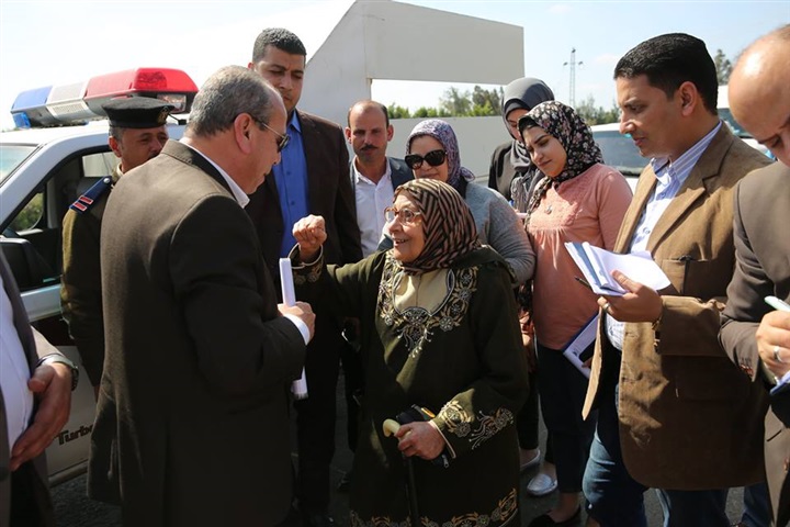 شاهد.. سيدة مسنة تستوقف محافظ كفر الشيخ لتوظيف حفيدتها