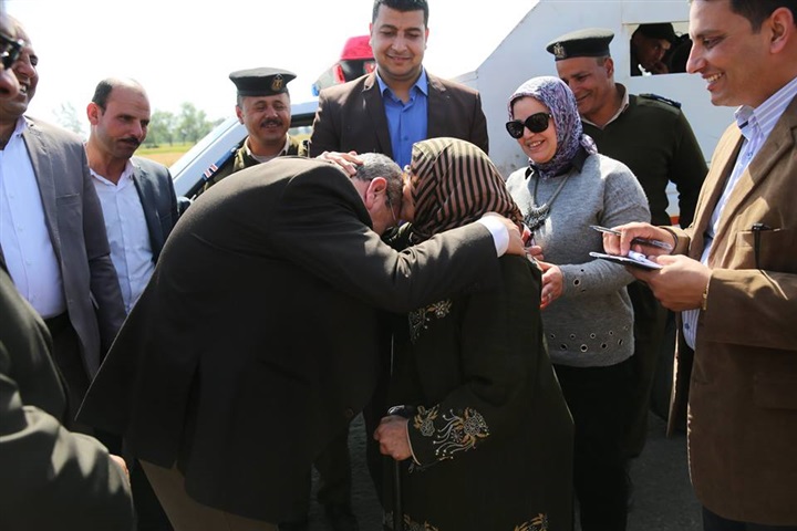 شاهد.. سيدة مسنة تستوقف محافظ كفر الشيخ لتوظيف حفيدتها