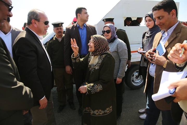 شاهد.. سيدة مسنة تستوقف محافظ كفر الشيخ لتوظيف حفيدتها