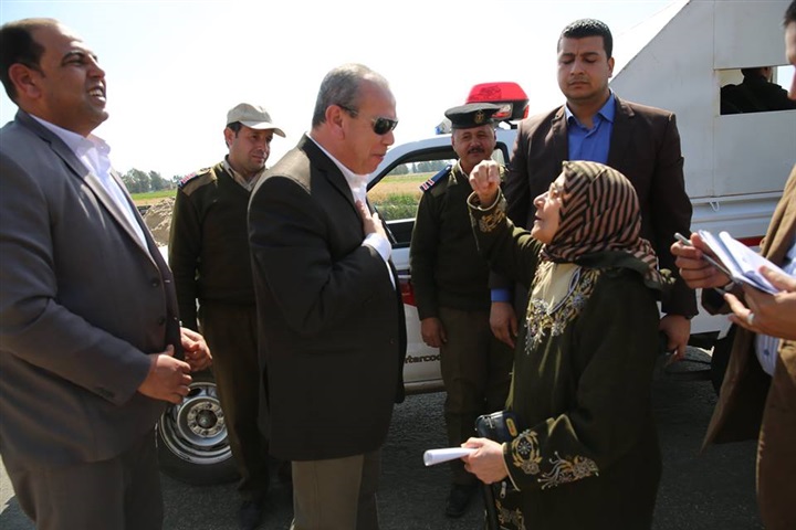شاهد.. سيدة مسنة تستوقف محافظ كفر الشيخ لتوظيف حفيدتها